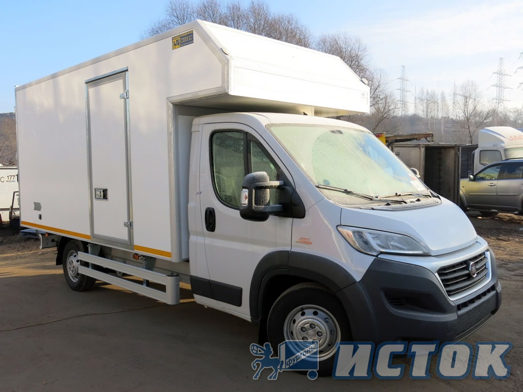 На шасси «Iveco» установлен изотермический фургон легкий «сэндвич» с боковой дверью и надстройкой над кабиной