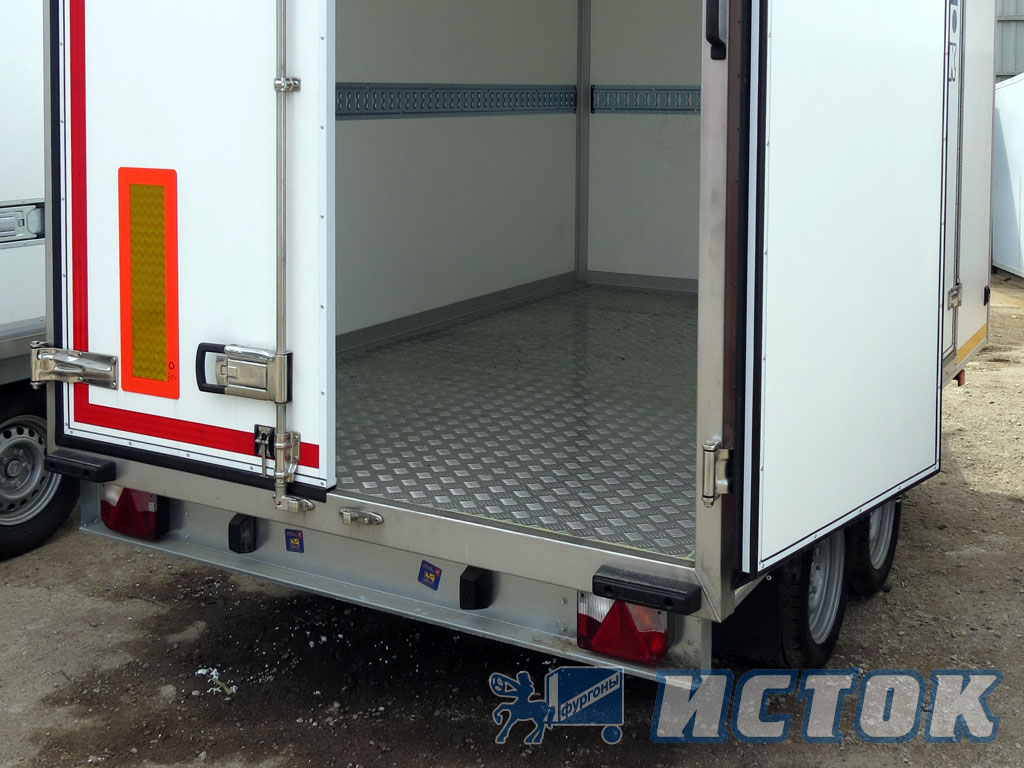 Вид изотермического фургона прицепа легкий «сэндвич» изнутри: фургон утеплен пенополистиролом 30 мм