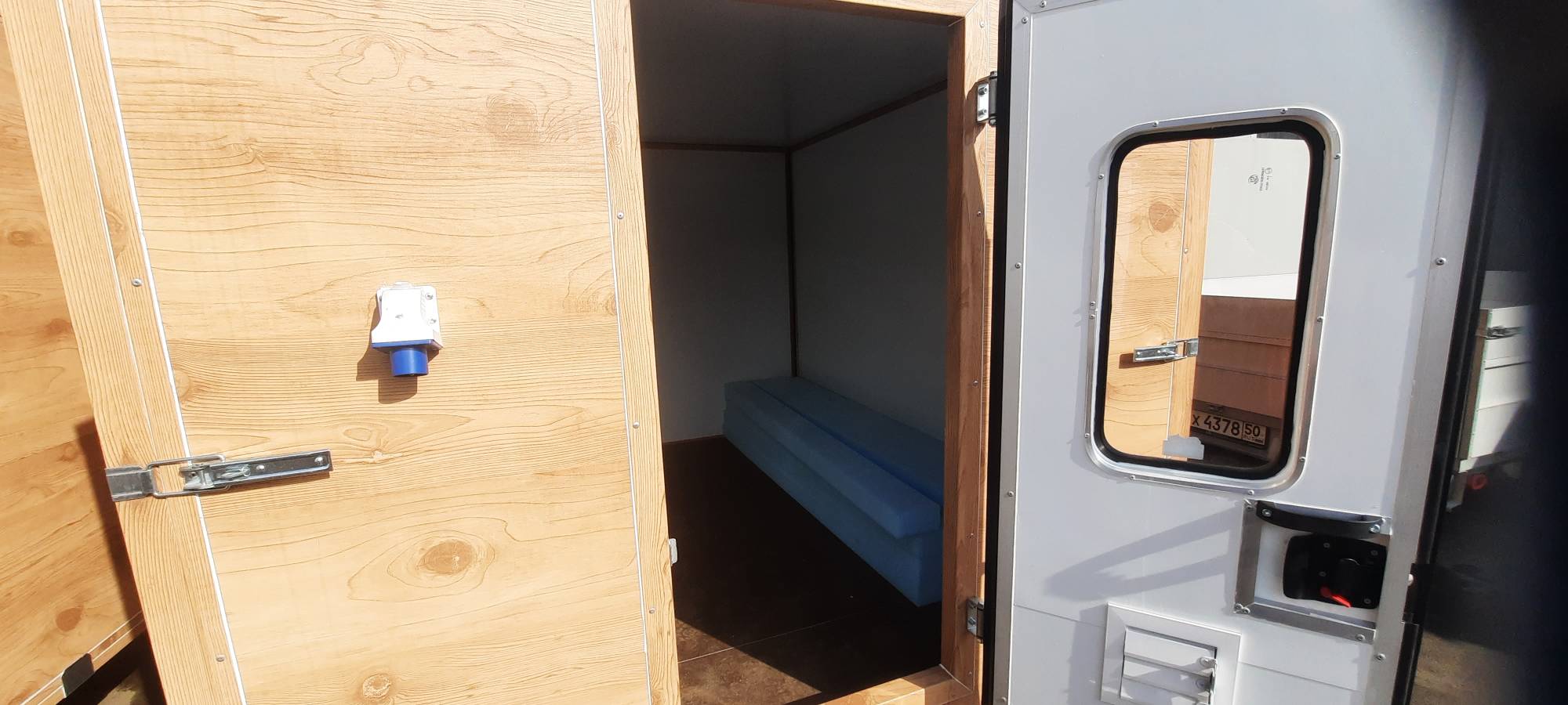 Модули сборноразборные оснащаются входной дверью, окошком, электровводом