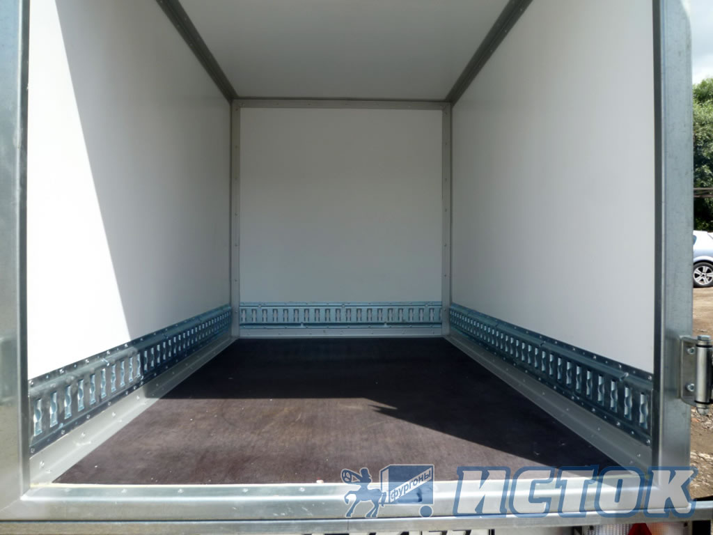 В фургоне-прицепе установлены такелажная рейка и такелажные кольца для крепления груза