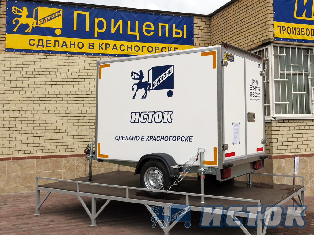 Фургон прицеп оборудован задней двустворчатой дверью