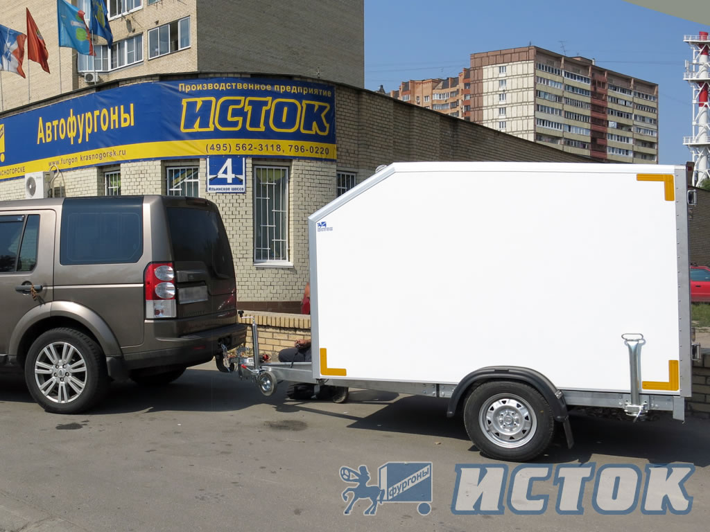 Прицеп фургон соединяется с автомобилем через стандартное сцепное устройство