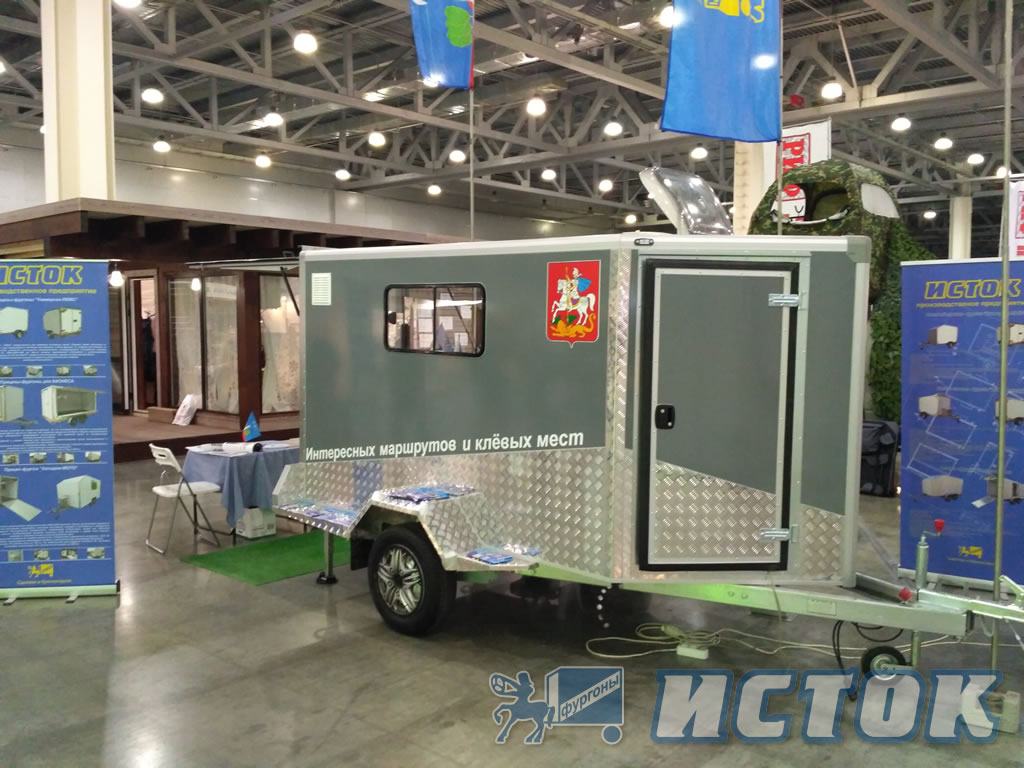 Прицеп-фургон клиновидной формы с боковой дверью и окном