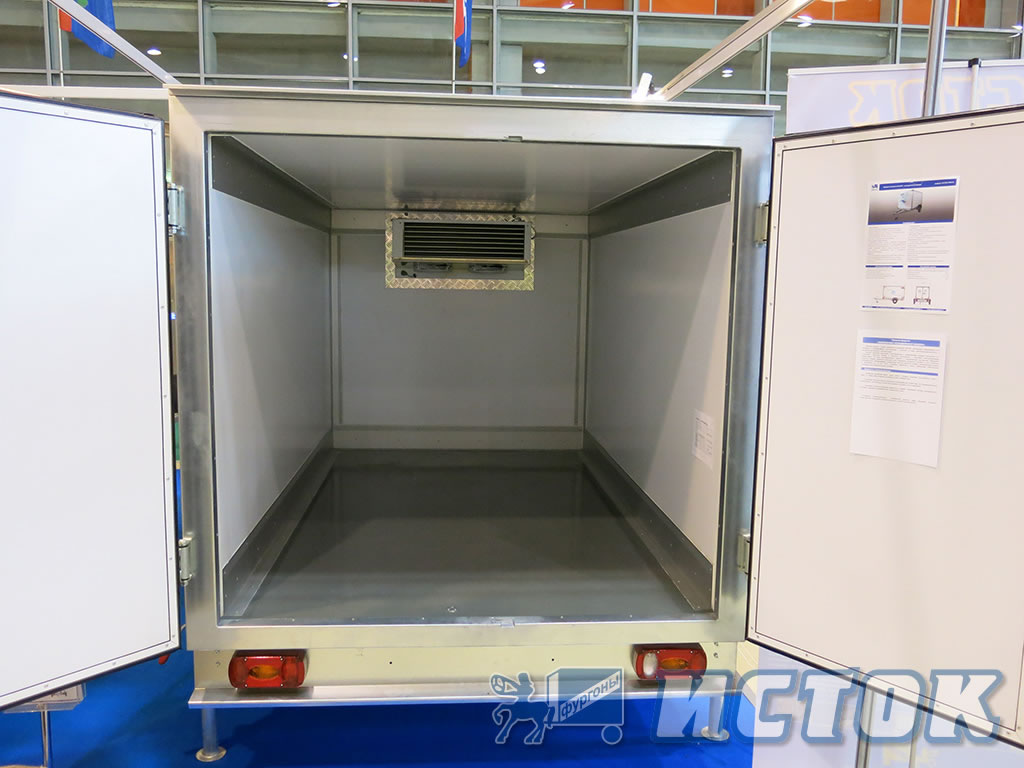 Рефрижератор вмонтирован в переднюю стенку прицепа-фургона толщиной 80 мм