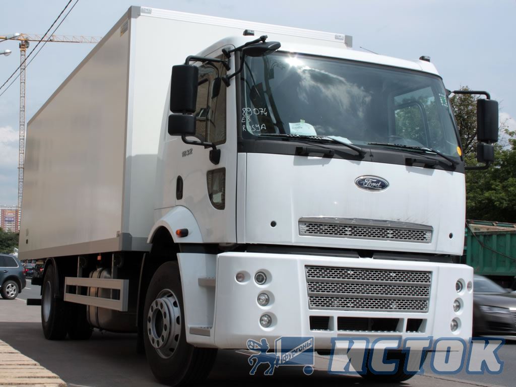 «Сэндвич» фургон на  шасси «Ford» - пластиковая обшивка, по периметру анодированный алюминий