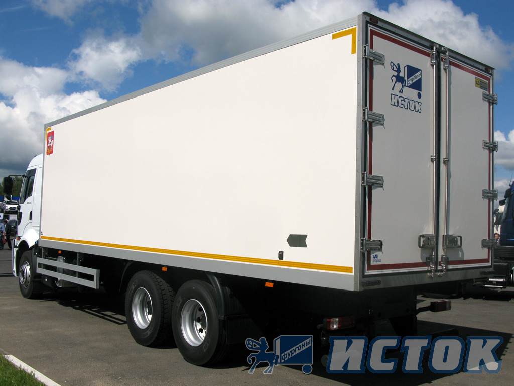 На фургоне светоотражающая маркировка, нержавеющие портал и фурнитура