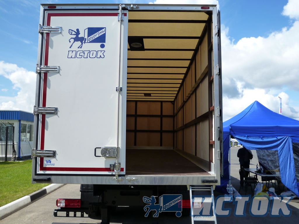 «Ford» Cargo - фургон двухслойный «сэндвич» с полупрозрачной пластиковой крышей